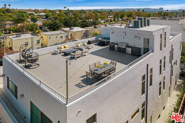 Foto del edificio - 6064 Saturn St