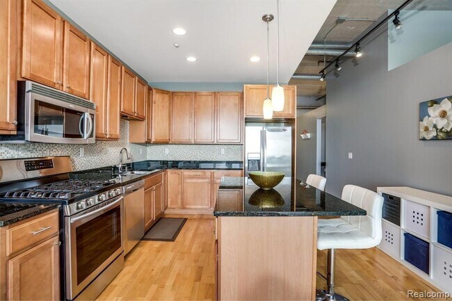 Foto del edificio - 350 N Main St