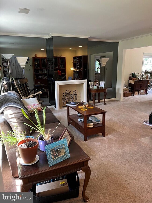 Foto del edificio - 3704 Thoroughbred Ln