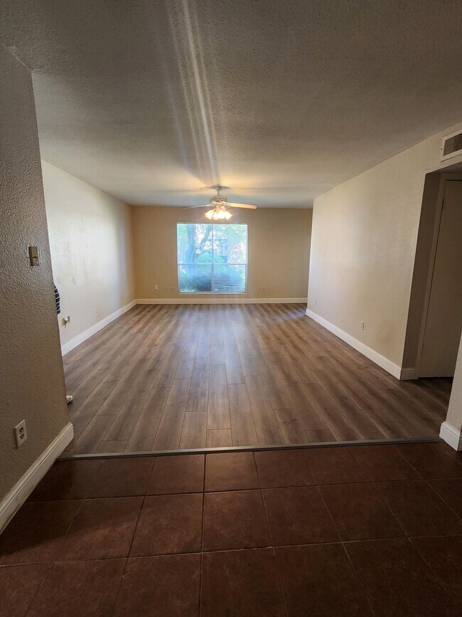 Foto del edificio - 5665 Birchmont Dr