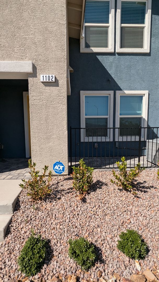 Building Photo - Henderson Townhome