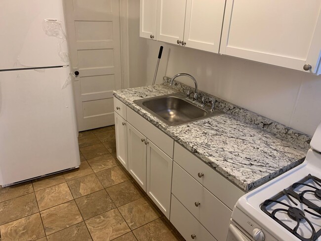 Building Photo - PHA house ONLY 3 bed 1 bath