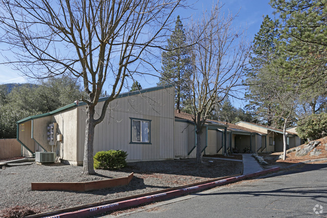 Foto del edificio - Valley Oaks