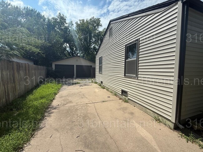 Building Photo - $1195 - 2 bedroom/ 1 bathroom - Haysville ...