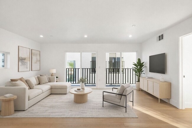 Building Photo - 828 N Detroit St