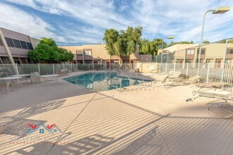 Building Photo - 712 W 14th St