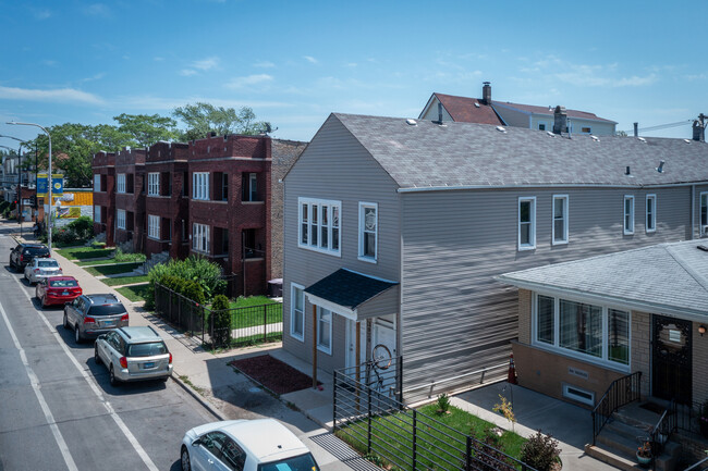 Building Photo - 3819 W Diversey Ave