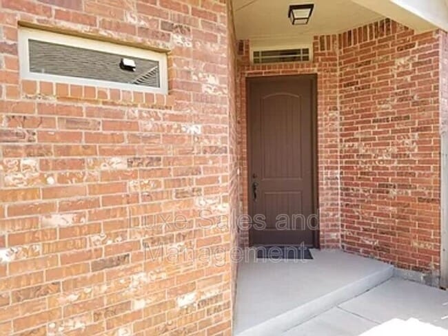 Building Photo - 901 Heather Ln