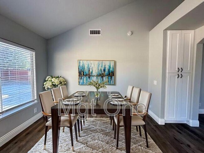 Foto del edificio - 2156 Russell Dr