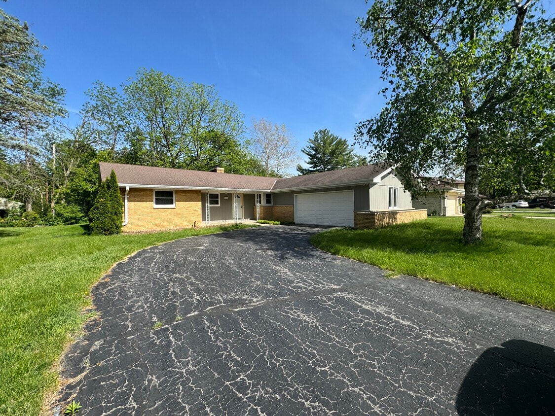 5600 S Denis Ct, Hales Corners, WI 53130 House Rental in Hales