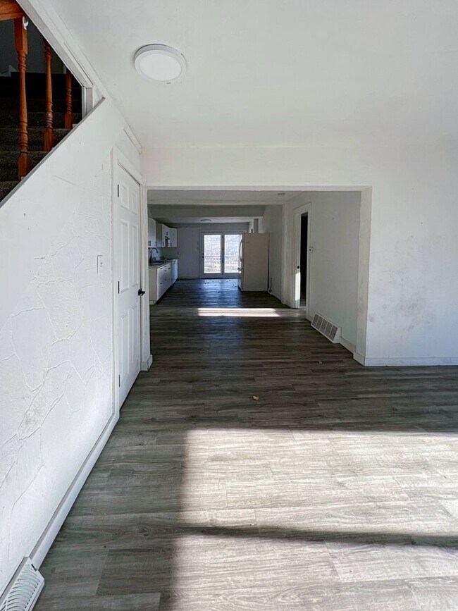 Building Photo - 4 Bed 2 Bath Single Family Home