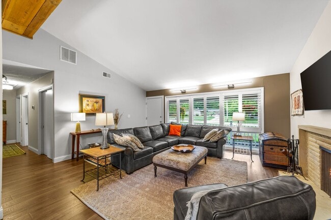 Foto del edificio - Fantastic 4-Bedroom with Updated Kitchen &...