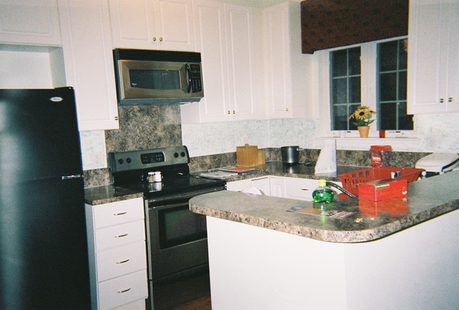 Kitchen area - 129 Southgate Ln