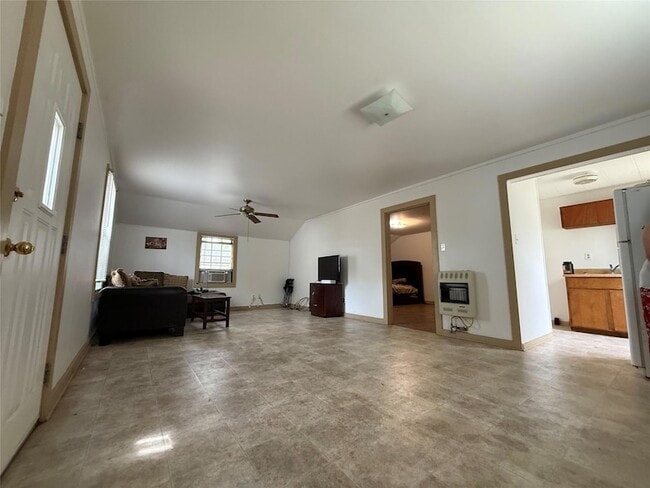 Building Photo - 231 E Live Oak St