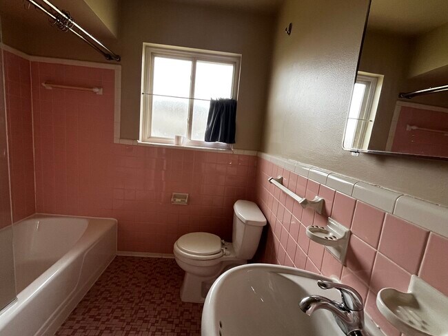 Baño - 16170 Regina Ave