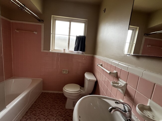 Bathroom - 16170 Regina Ave