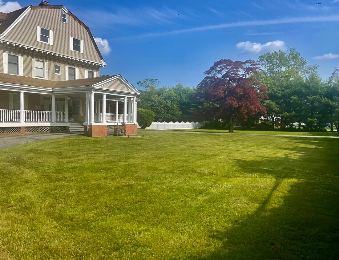 45 S Penataquit Ave, Bay Shore, NY 11706 House Rental in Bay Shore