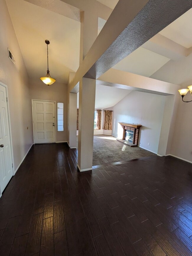 Building Photo - 3 Bedroom 2 bath home Minutes away from Ra...