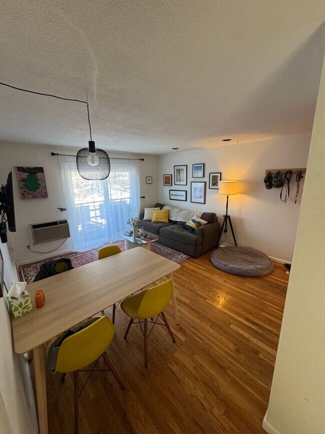 Building Photo - HOT BRIGHTON LISTING!!!!
