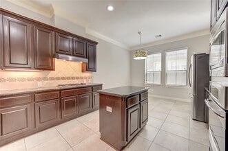 Building Photo - 11623 Royal Oaks Crossing