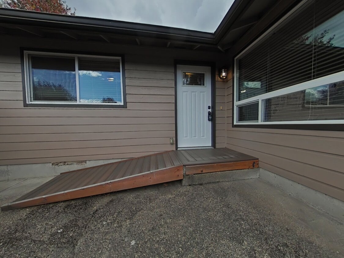 Primary Photo - 2 Bedroom Apartment ~ Close to 9th Street
