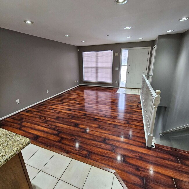 Foto del edificio - 2 Bedroom, 2 Full Bathroom Townhouse with Granite Finishes, Bonus Room & Garage. Great Location, ...