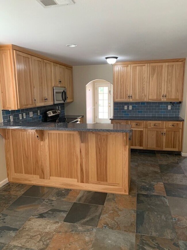 Foto del edificio - 5 Bedroom 3 Bath Home Available NOW!