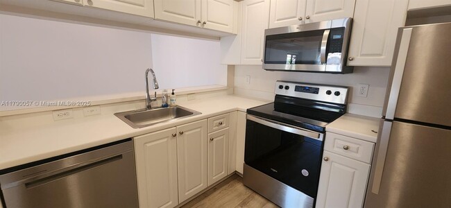 Building Photo - 2804 Sarento Pl
