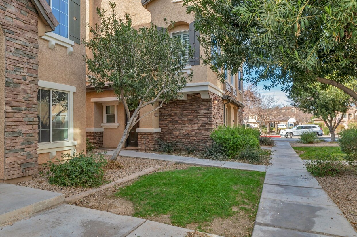 Primary Photo - Gorgeous Townhouse in Gilbert, AZ!