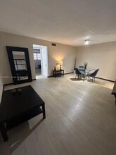 Building Photo - 541 Blue Heron Dr