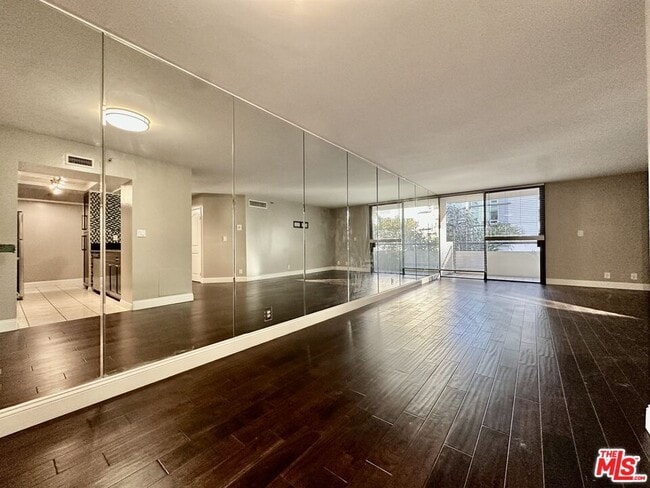 Foto del edificio - 600 W 9th St