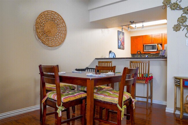 Foto del edificio - 7060 N Holiday Dr