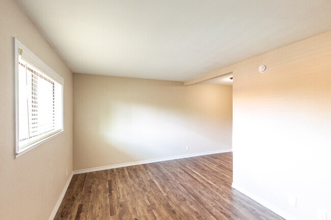 Living Room - Oak Street Flats: Leasing Specials! Ranch ...