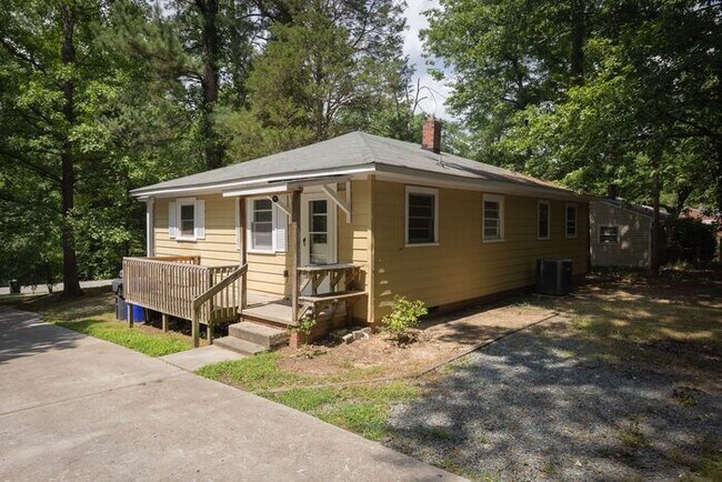 Building Photo - Retro home in trendy Carrboro