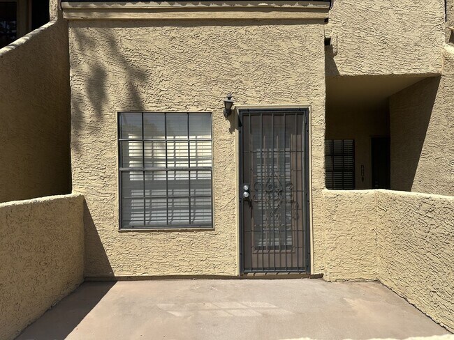 Foto del edificio - ELLIOT PLACE CONDOMINIUMS UPDATED/REMODELED GROUND FLOOR 1 BED PLUS DEN UNIT WITH 1 CAR GARAGE