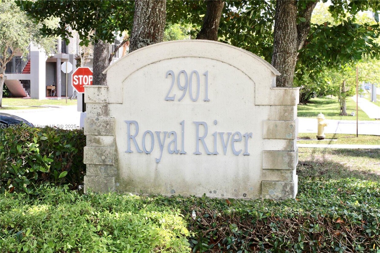 Foto principal - 2901 Riverside Dr