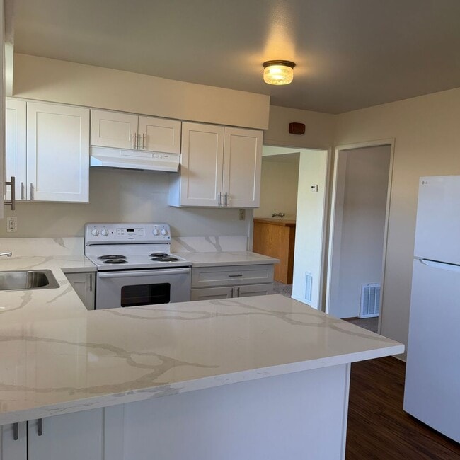 Building Photo - Home for Rent - 3 bedroom/2 bath Unit