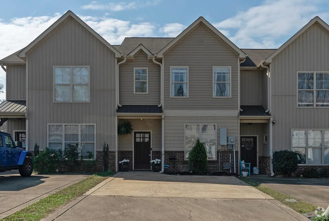 Building Photo - 635 The Heights Ln