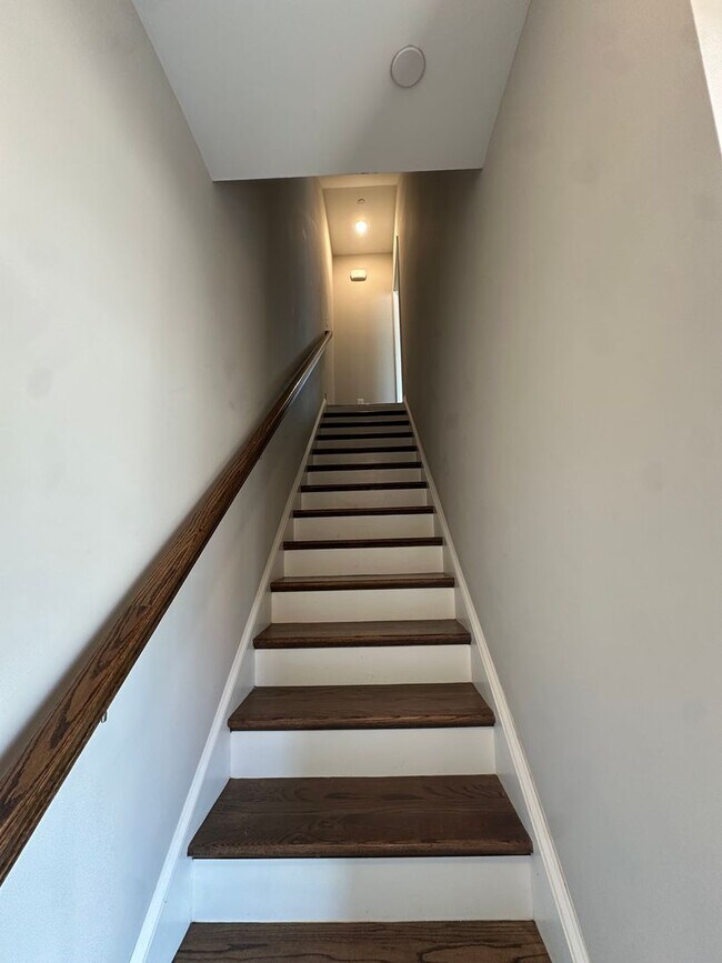 Building Photo - Beautiful 2 Bedroom 2.5 Bathroom Townhome ...