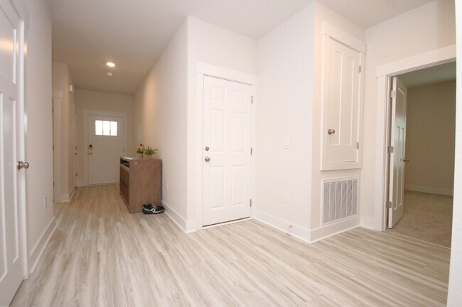 Building Photo - Don’t Miss This 4BR Avalon Home — Modern Interior, Open Floor Plan & Access to Pool, Volleyball &...
