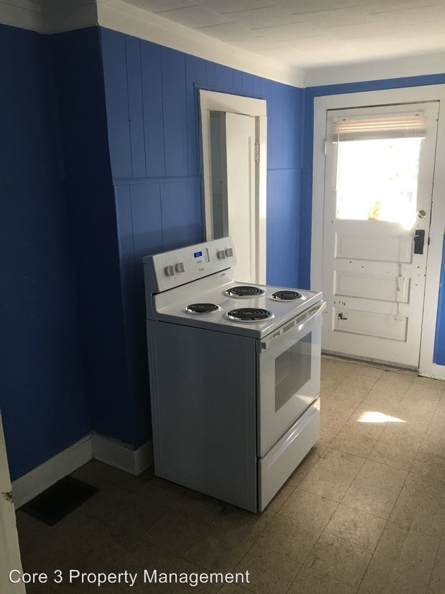 Building Photo - 1 br, 1 bath Apartment - 714 W. Washington