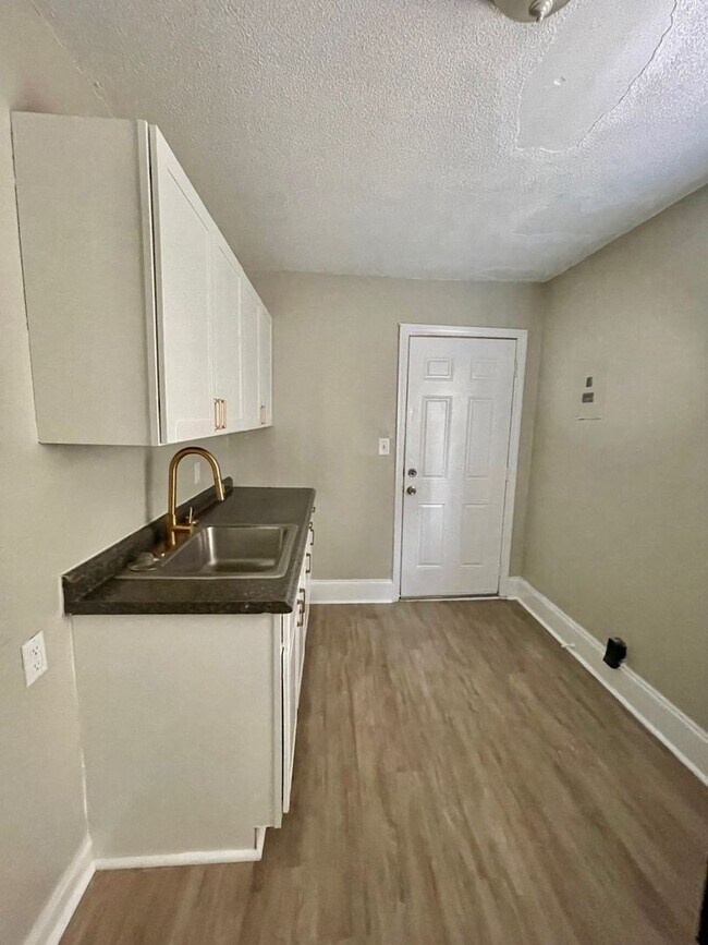 Foto del edificio - Adorable 2 bedroom 1 bath home . Located in the Belmont area .