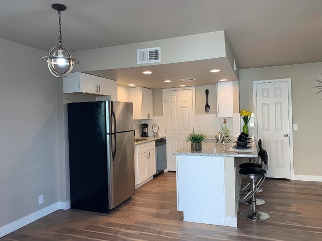 Photo - 4710 E Portland St Apartment