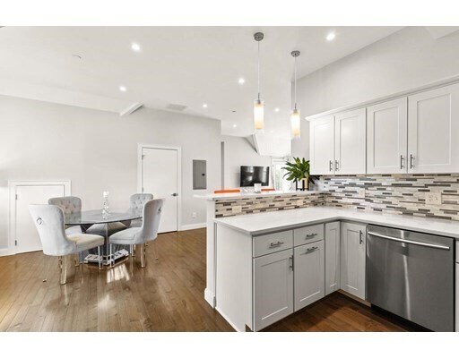 Building Photo - 1025 Fellsway
