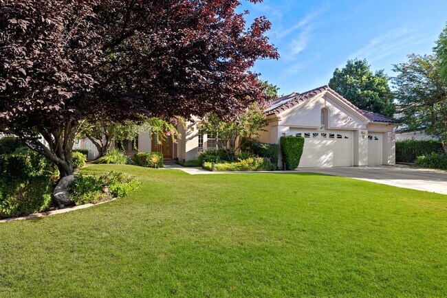Building Photo - CLEAN 3 BEDROOM / 2 BATHROOM IN SEVEN OAK!...