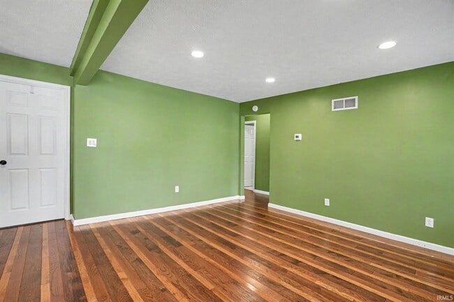 Building Photo - Completely remodeled home located on the north side of South Bend