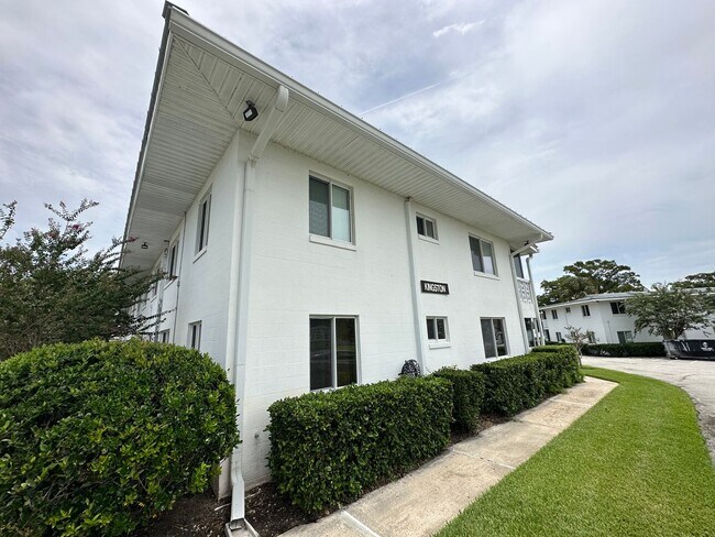 Foto del edificio - Renovated 2 Bed, 2 Bath Condo in Lakeside Community of Lake Maitland Terrace!!