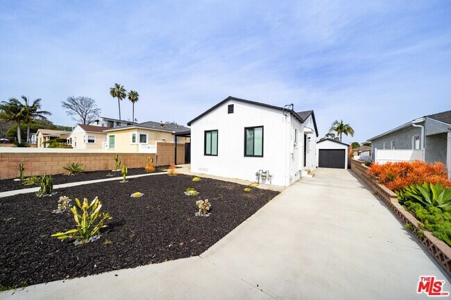 Building Photo - 1368 W Summerland Ave