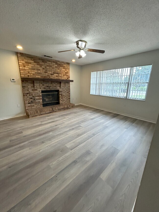 Foto del edificio - 6449 Rockingtree Ln