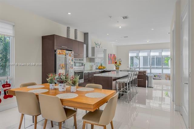 Foto del edificio - 6671 NW 105th Pl